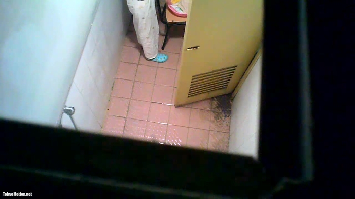 【盗撮動画】完全アウト。鼻歌うたいながらシャワーを浴びる全裸女子を天窓からこっそり隠し撮り映像