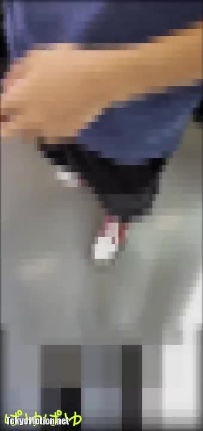【盗撮動画】乳首GET確認！電車で隙まみれの美乳美女のブラのサイズが大きすぎて見えまくり