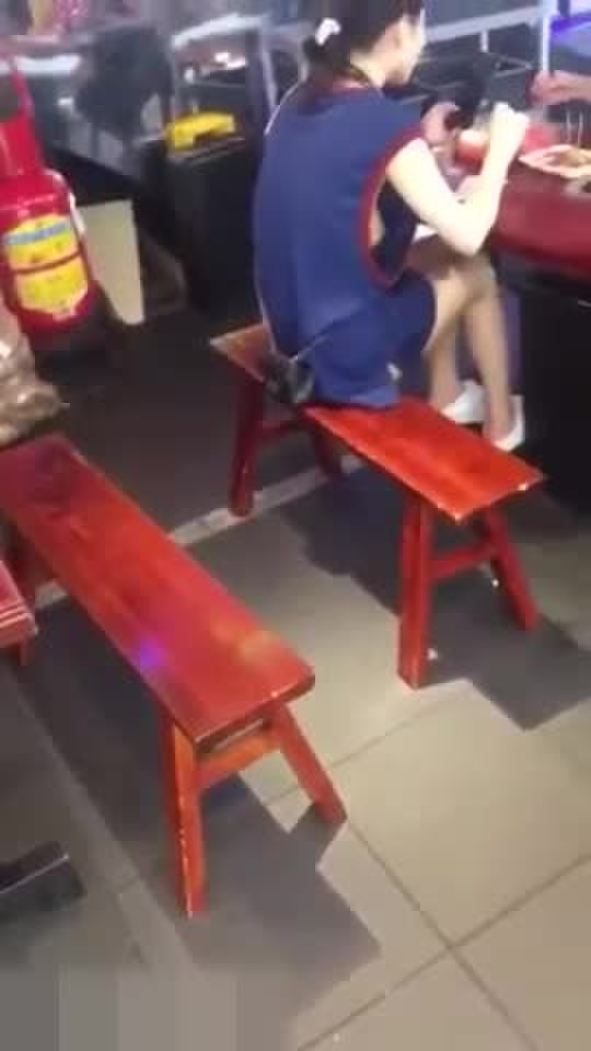 【盗撮動画】ノースリの隙間からおっぱい丸見え！こんなスケベな服装で出歩く素人娘がいるという事実・・・