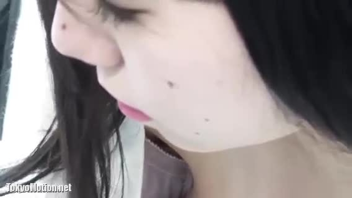 【盗撮動画】乳首モロGET確認！黒髪S級美少女の無防備胸チラを走行中の電車で盗み撮った変態の功績