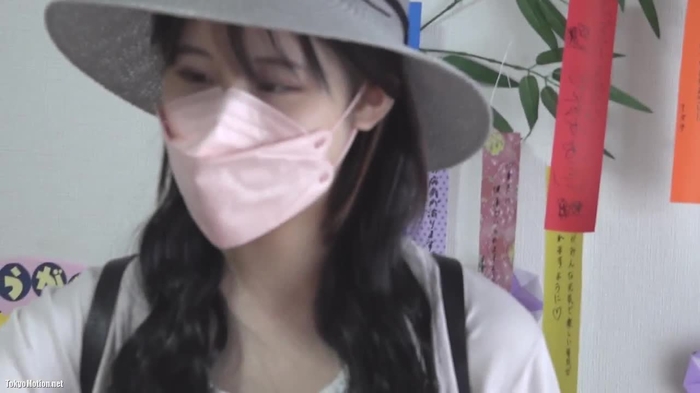 【盗撮動画】胸チラ盗撮されてる女子、無防備すぎて乳首からお腹まで丸見えになってしまう