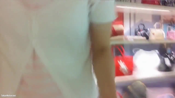 【盗撮動画】接客中のショップ店員の一瞬の隙を付き胸チラ盗撮！プロ撮り師のテクを心ゆくまで堪能