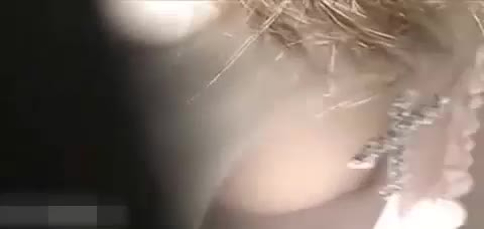 【盗撮動画】野外で胸チラ盗撮！スマホを眺める無防備ギャルの小ぶりなおっぱいと生乳首