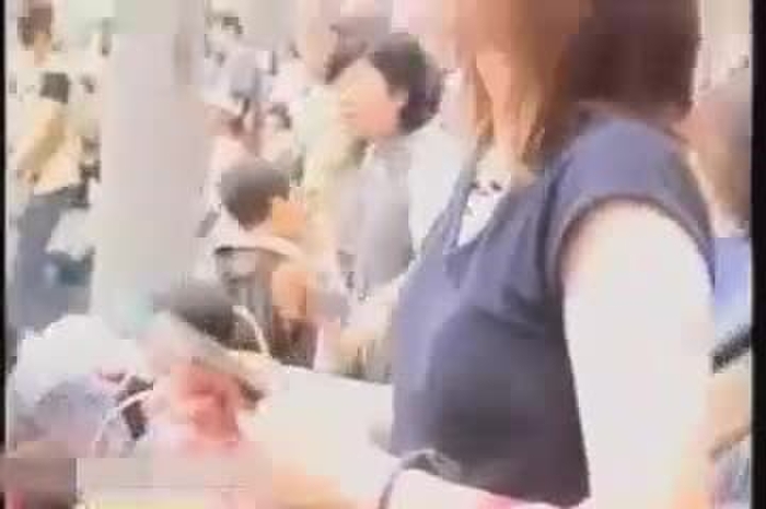 【盗撮動画】胸チラ専門撮り師、座った素人娘の胸元撮り放題の穴場スポットを発見してしまう
