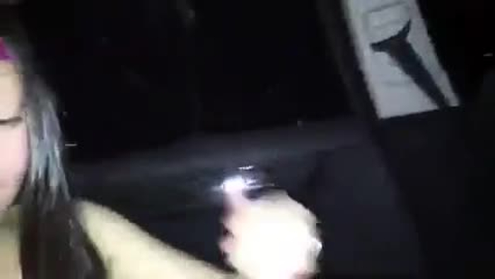 個人撮影 彼氏と中出しカーセックスする少女の生々しい映像。