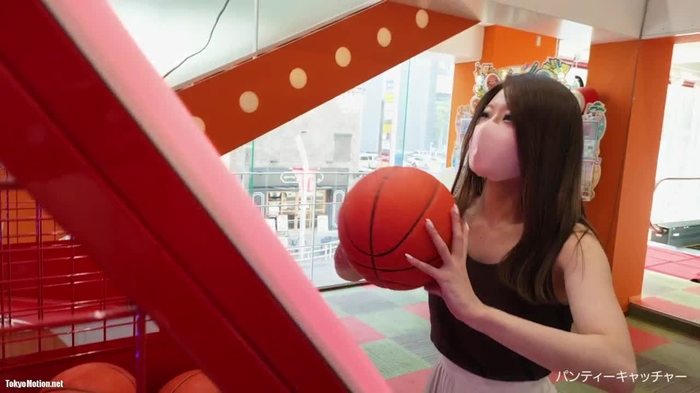 【盗撮動画】ゲーセンで楽しむギャル彼女のパンチラを胸チラを隠し撮りする変態彼氏