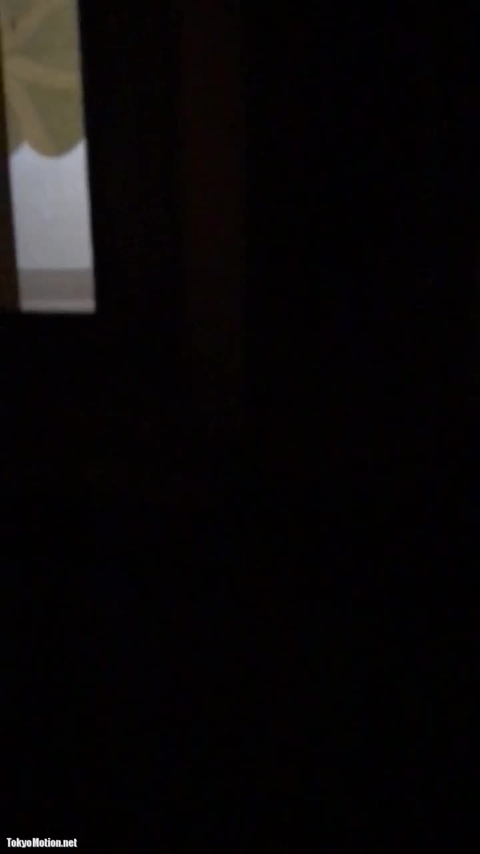 【盗撮動画】他人宅不法侵入撮り！窓の隙間からまんまと美乳を映像化されたガチ素人女子