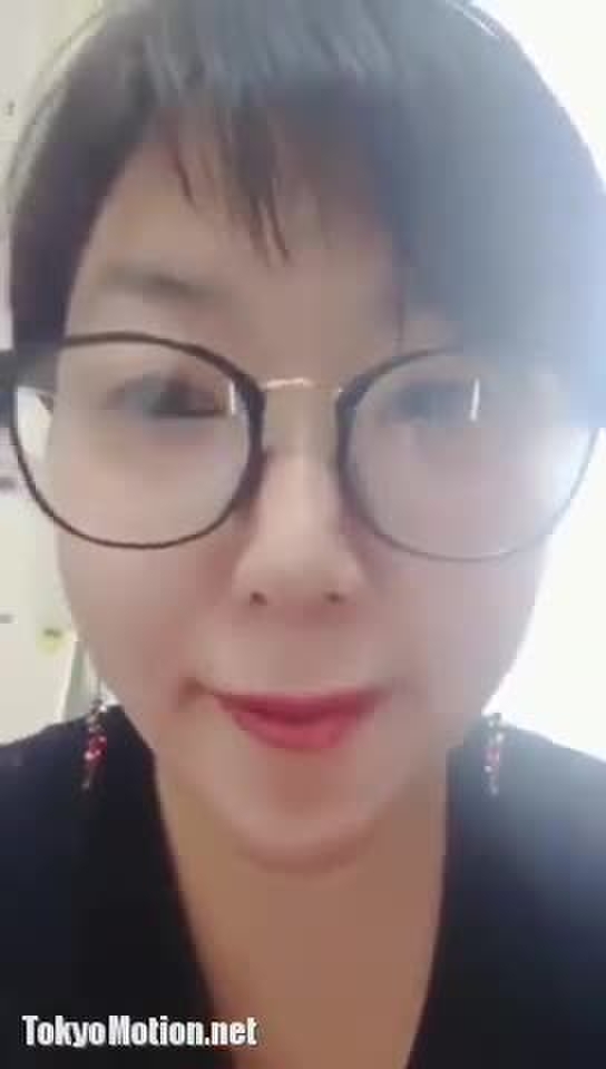 眼鏡のお姉さんが胸チラ