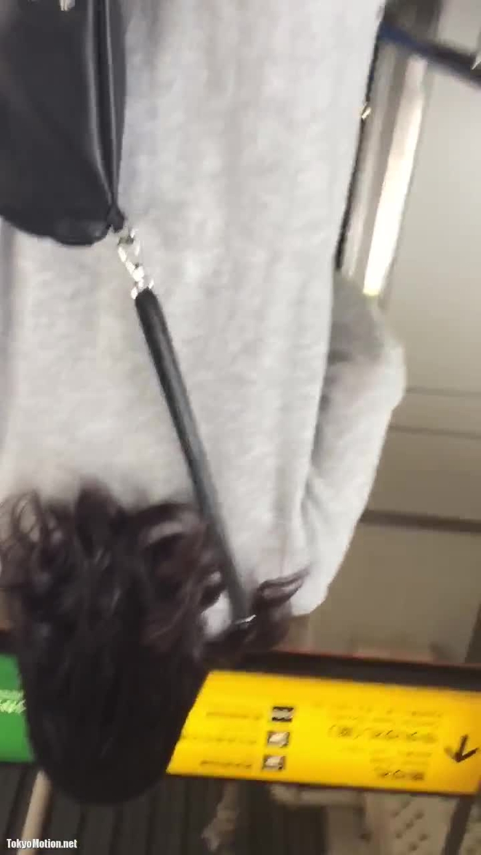 電車内のホットパンツ