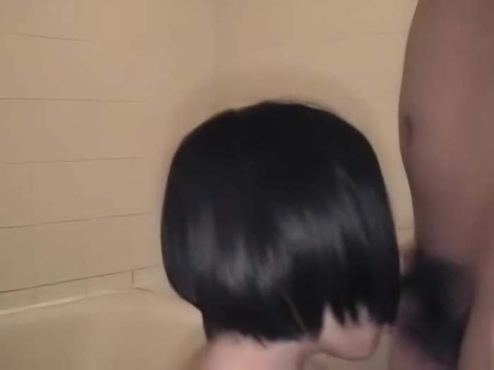 個人撮影 トイレの便座に座ってバック座位でハメちゃう素人カップル