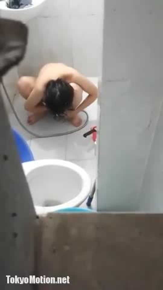 【盗撮動画】しゃがみ込んで…マ●コの洗い方が独特なティーン女子の民家風呂盗撮動画が公開されてしまう