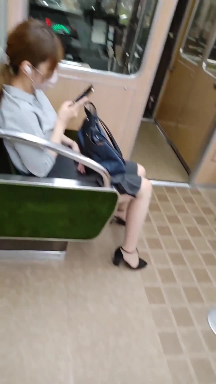 【盗撮動画】スーツ姿で仕事に向かう通勤途中のOL達にスカートめくり敢行。パンチラGETまでの一部始終