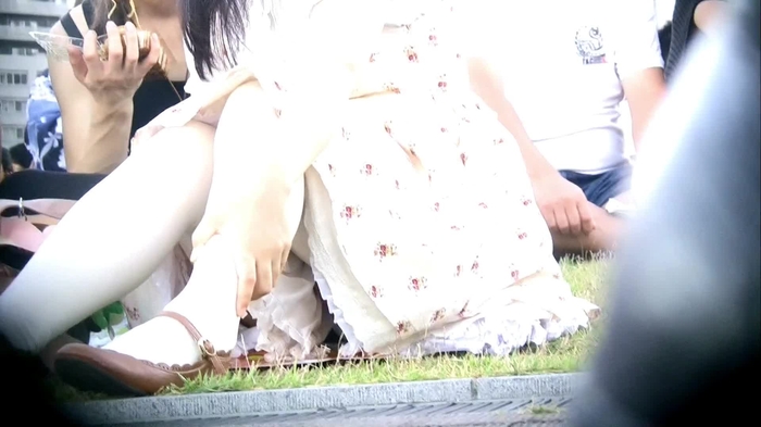 【盗撮動画】ロリ系ファッションに身を包んだツインテール美少女のお座りパンチラがこちら