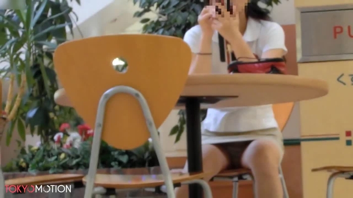 【盗撮動画】とあるフードコートにて。ティーン娘×座りパンチラの破壊力が絶大な件ww