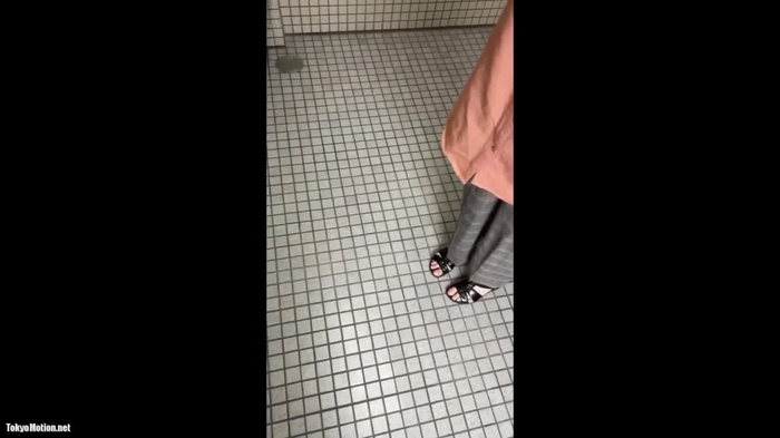 ロリJDがトイレでアルバイト