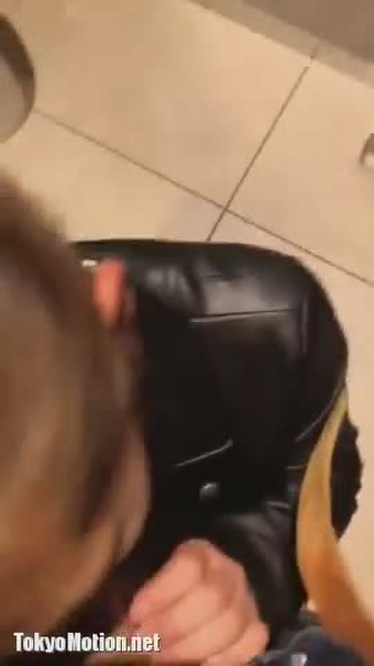 カップル店内トイレフェラ