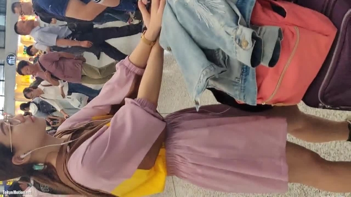 机场跟随抄底偷窥和老爸旅游的黄衣妹子