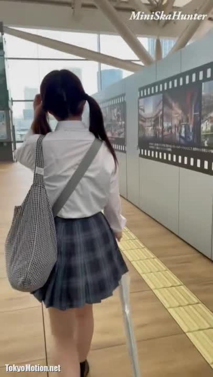 【盗撮動画】放課後の美少女JKを尾行する危険人物氏、決定的パンチラの激撮に成功する