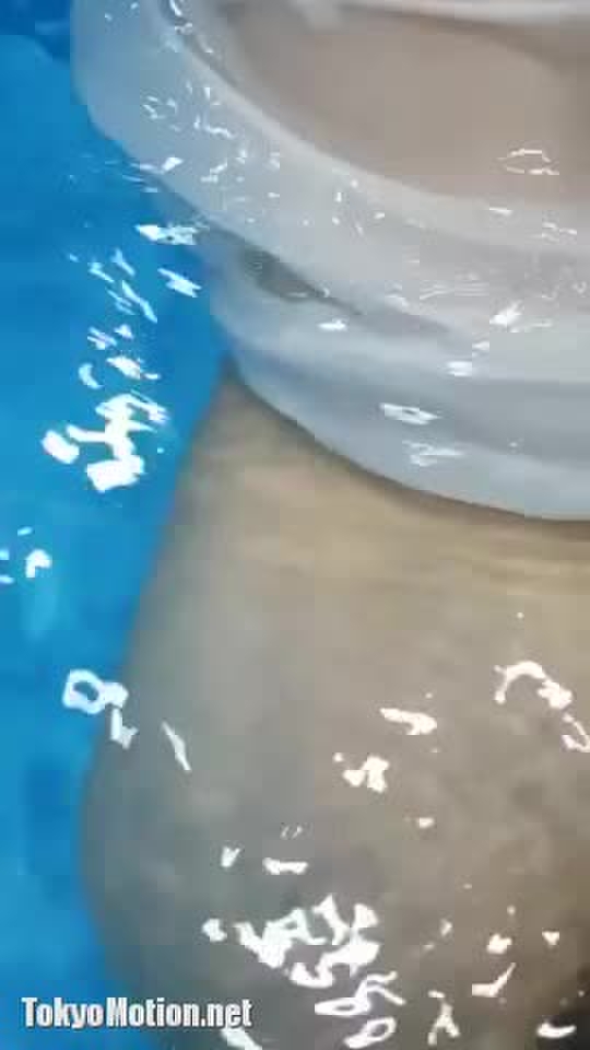 【無修正】プールの中でバックハメ