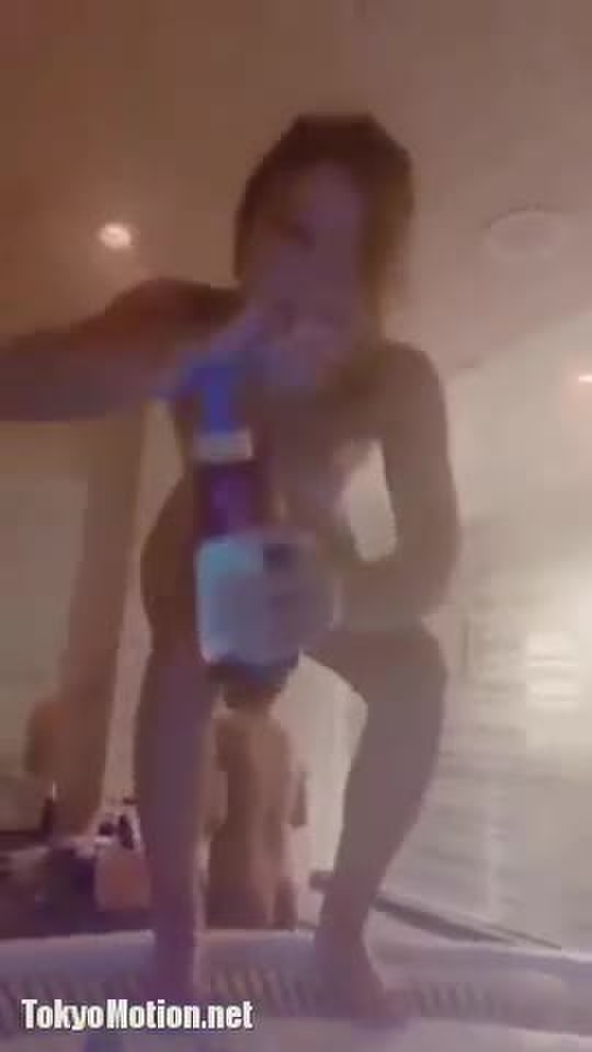 スマホ個人撮影 女子会かな？お風呂場にて全裸ではしゃぐギャルのおふざけを友達が撮影！！