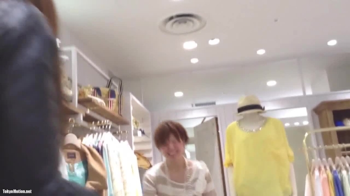 【盗撮動画】笑顔が可愛いギャル店員の隙を突いてパンチラを盗み撮るこの動画の背徳感が半端ない件・・・