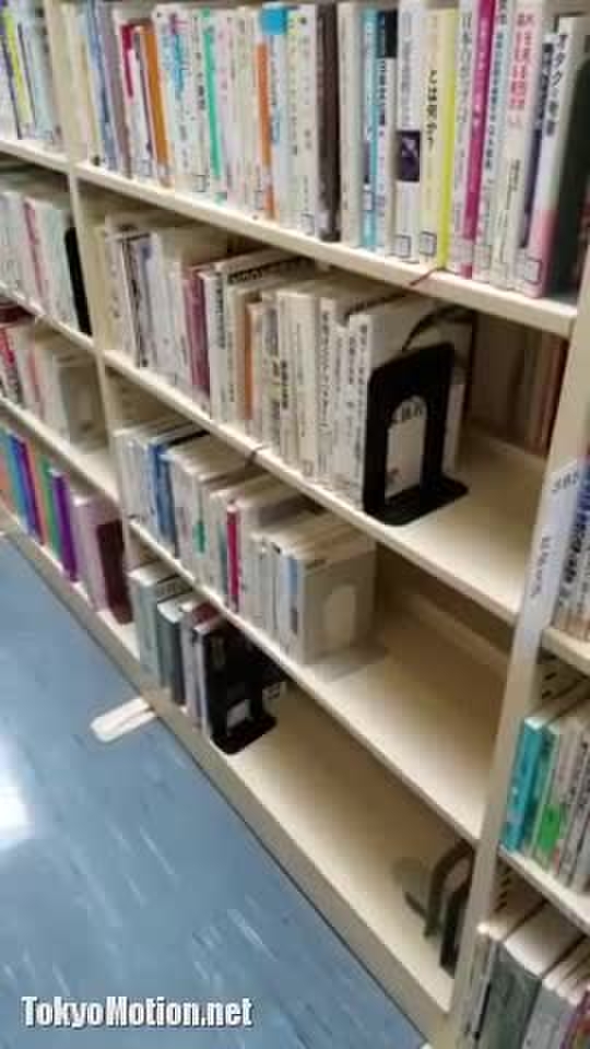 【盗撮動画】図書館を餌場とするパンチラ撮り師さん、上玉美女のピンクPの盗撮に成功し大金星をあげる