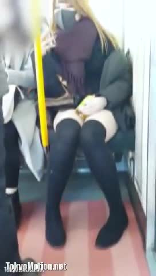 【盗撮動画】早朝の通勤電車で朝帰りのキャバ嬢の対面パンチラ撮影中に盗撮バレ・・・