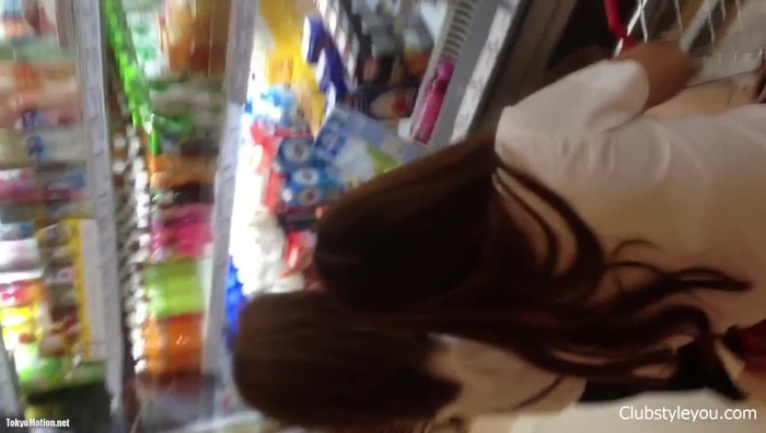 【盗撮動画】おしゃれなメガネギャルの逆さ撮りパンチラ！タイトスカから望む白Pがエッチすぎると話題