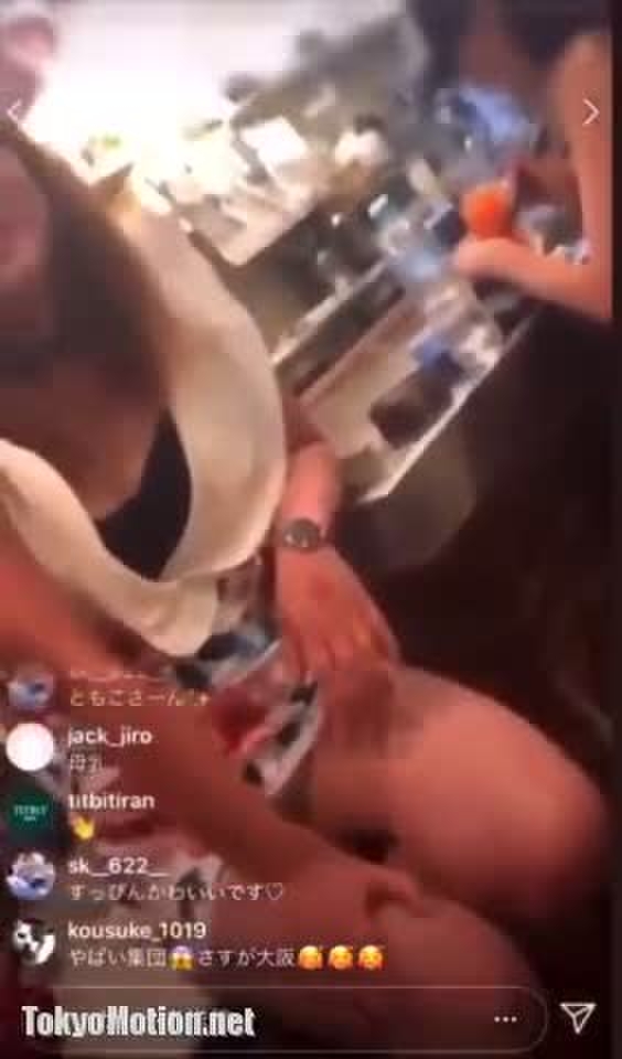 スマホ個人撮影 お店で友達と飲んでるギャルがパンツ脱いでマ●コ見せおふざけw