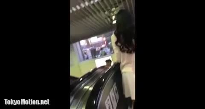 スマホ個人撮影 美人お姉さんを電車内で逆さ撮り盗撮→黒Tバックのくい込みまで撮れちゃいました♪