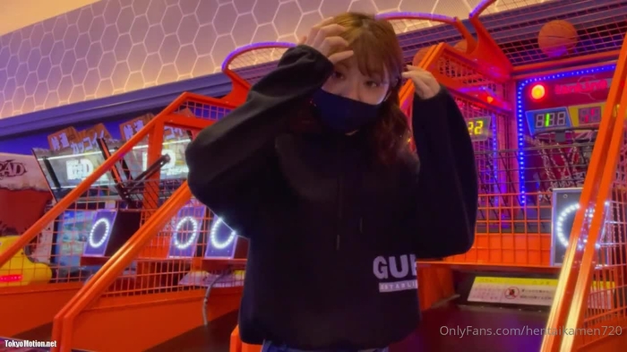 スマホ個人撮影 ゲーセンの罰ゲームで車内＆野外でパコられて中出しされるパイパンギャル…w［再］