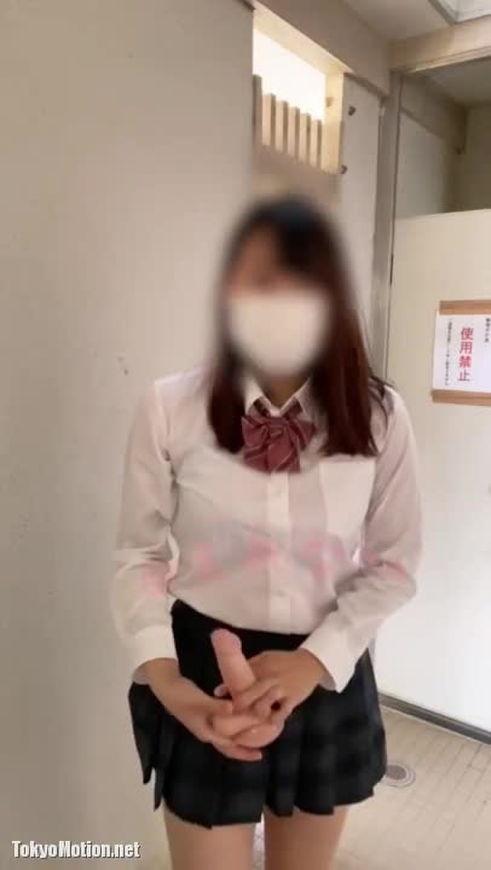 スマホ個人撮影 男子トイレ (？) に忍び込んでオナニーしてるド変態×J○コス娘…！！