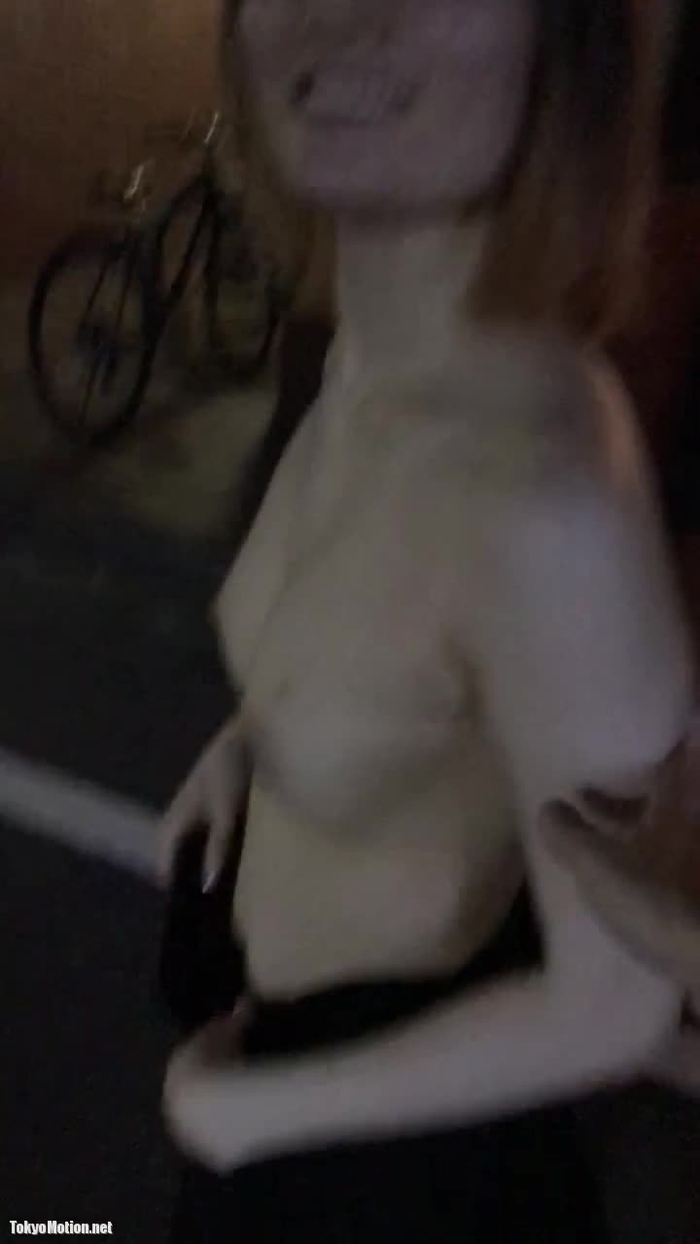 スマホ個人撮影 夜道で人が来ないか気にしながら彼女にオッパイ露出させてるおふざけ動画…！