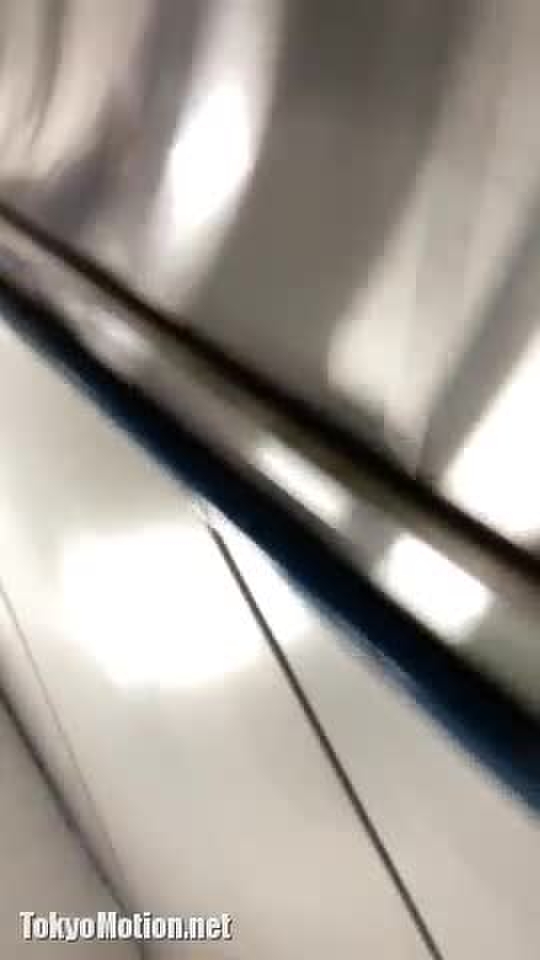スマホ個人撮影 駅のエスカレーターで複数のスカート女子を狙ったパンチラ逆さ撮り盗撮…！