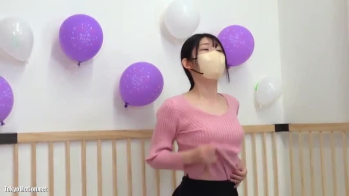 伸びきった乳首がエロすぎるデカ乳首ママ