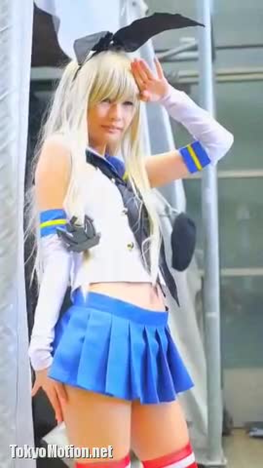 美少女コスプレイヤーのミニスカパンチラ