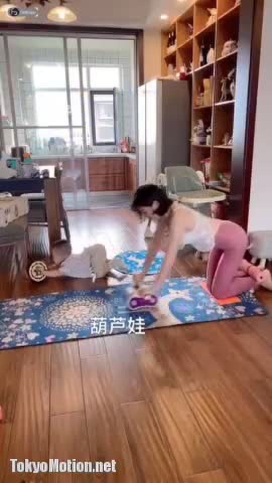 母子兩客廳做瑜伽 女婿卻在房間操丈母娘