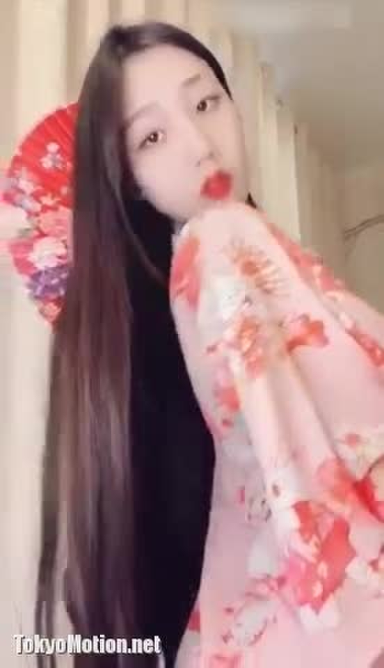 极品白虎女神八月未央露脸和服渔网袜