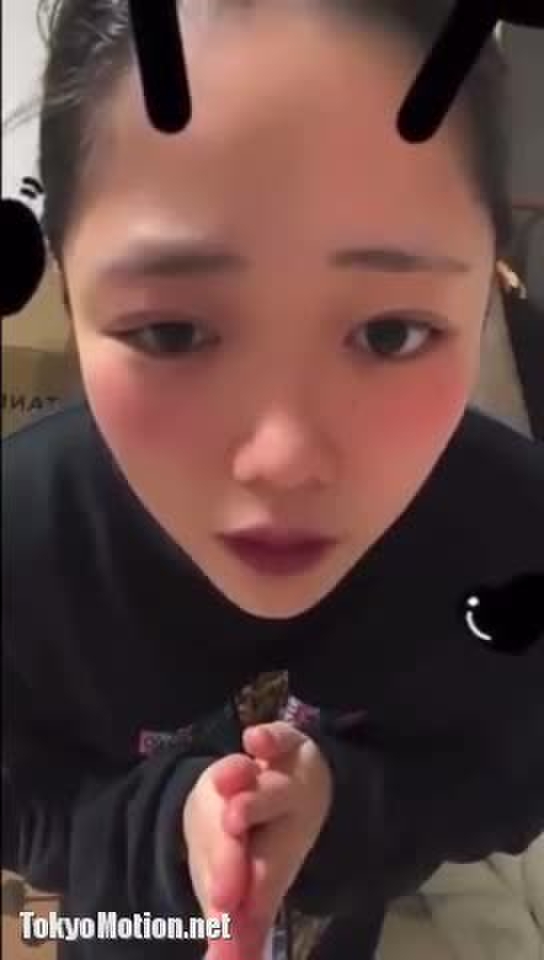 スマホ個人撮影 やってしまったwwインスタライブ中にめくったトレーナーからポロリして慌てる感じがリアルなJD…！