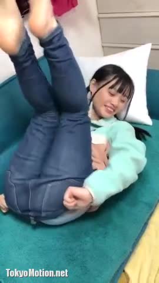 スマホ個人撮影 パンモロ！！友達の前でノリノリでズボンを脱ぐ可愛い童顔ツインテ娘のおふざけw