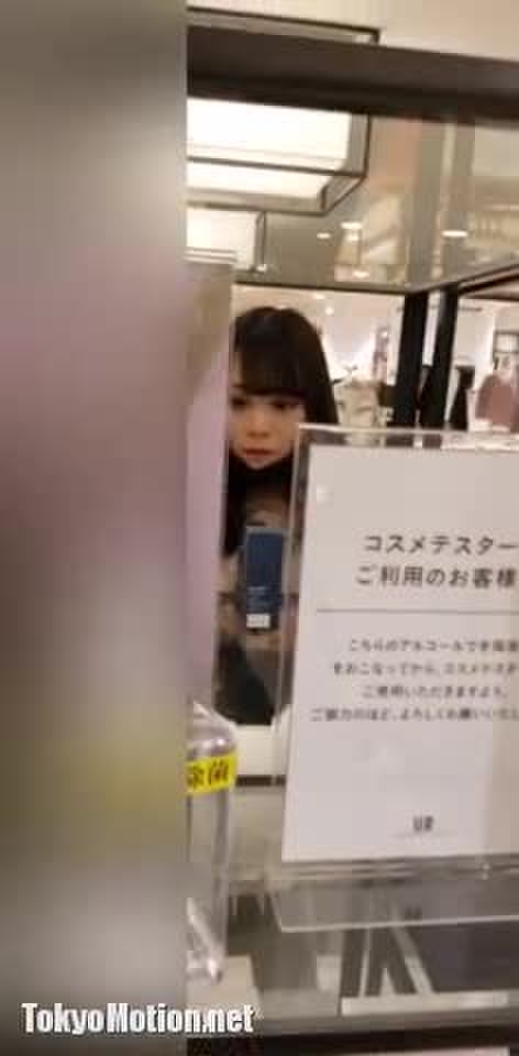 【カメラバレ】人形みたいな美〇女のしゃがみ