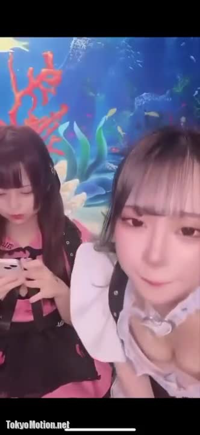 スマホ個人撮影 インスタライブ中♪前かがみになったらざっくり開いた服から乳首ポロリしちゃったメイド風娘w