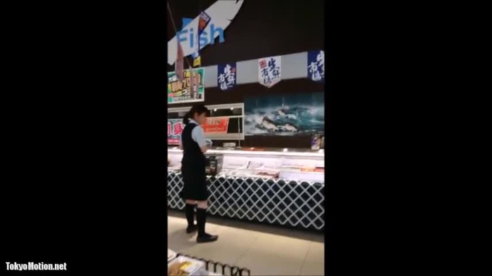 買い物中OLの（生）パンチラ 40