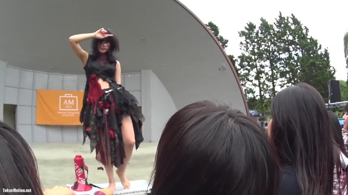 スマホ個人撮影 熱狂観客女子のパンツ覗き放題の野外コンサートww 1