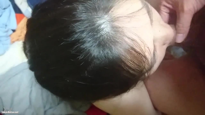 スマホ個人撮影 生活感がリアルw 色白すっぴん彼女が玉舐めまでしてくれる包茎チ●ポフェラ→口内射精、、