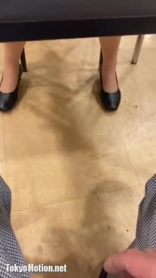 机の下 1