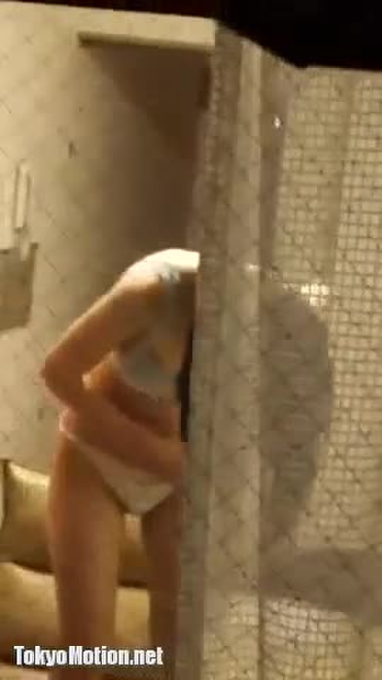 【盗撮動画】民家撮り師渾身の傑作！自宅では下着姿で過ごすアイドル顔JDの日常