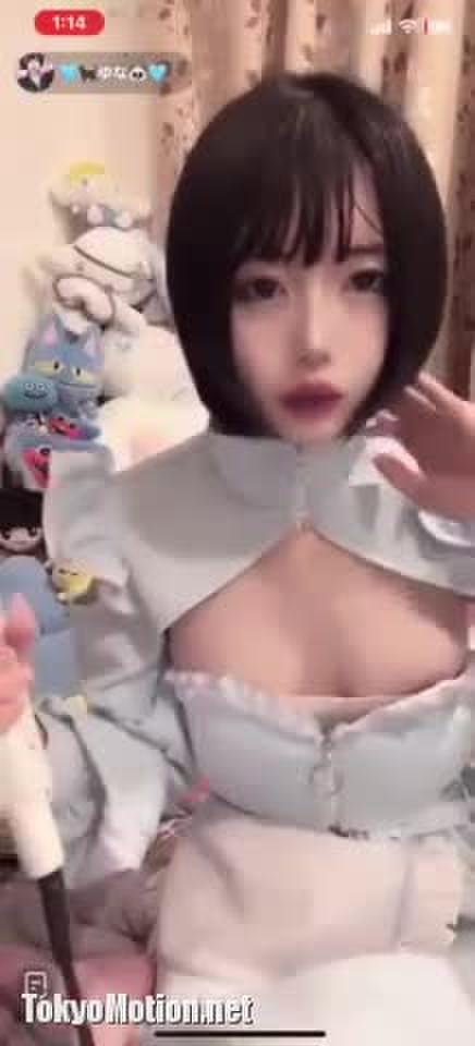 スマホ個人撮影 「やばい！！」慌ててる感じがリアル…可愛い黒髪娘がTikT●kで乳首ポロリしちゃったww
