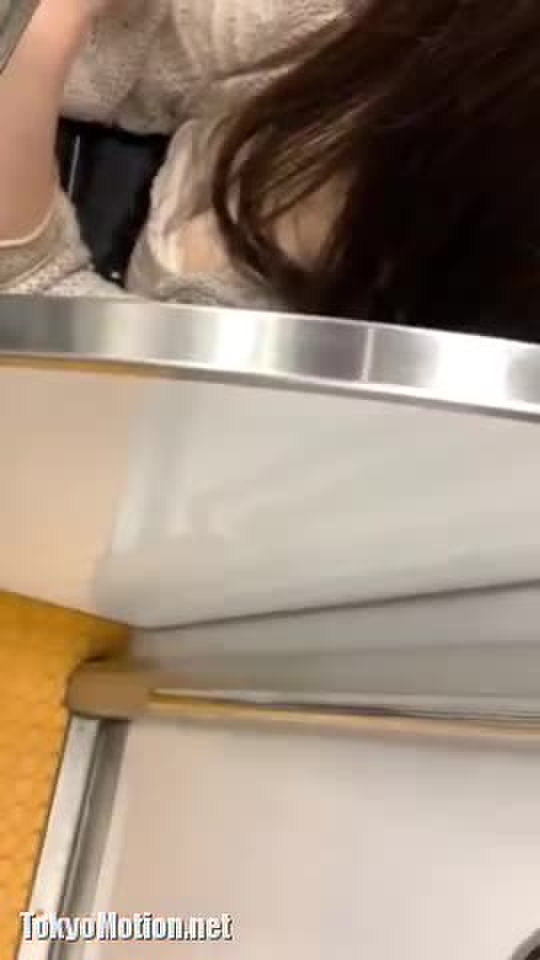 【胸チラHD画質】見事に捉えたブラチラ＆谷間チラ