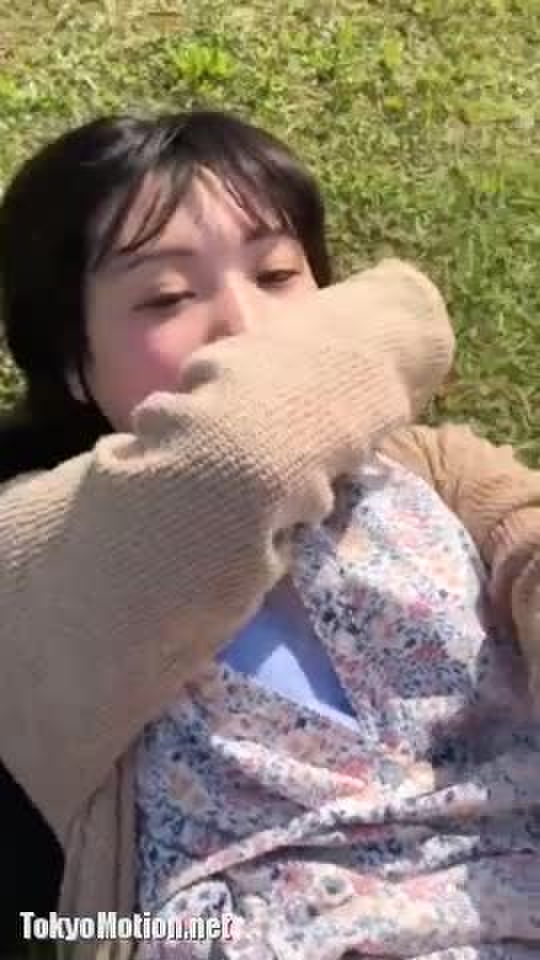スマホ個人撮影 「ダメ…」芝生の上で後輩を強引ぎみにパコってる。。 1